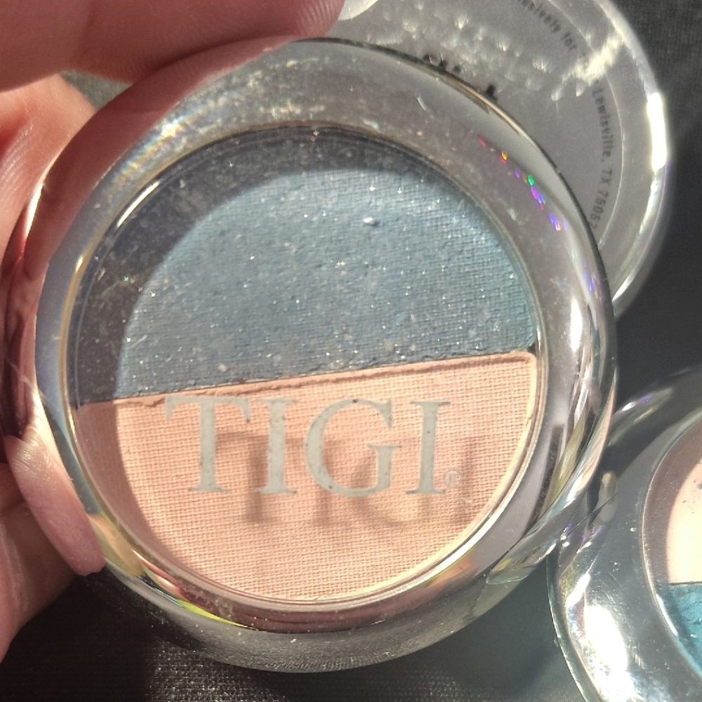 TIGI Dual-Tone Blue and Cream Eyeshadow